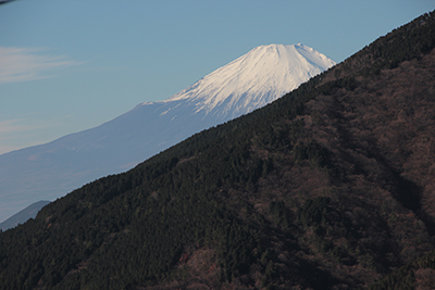 表尾根の向こうに見える富士山の写真