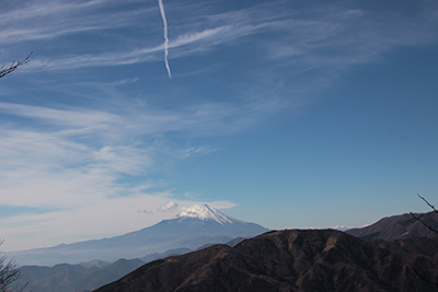 富士山と飛行機雲の写真
