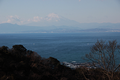 相模湾の向こうに見える富士山の写真