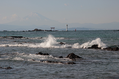 相模湾の波しぶきと富士山の写真