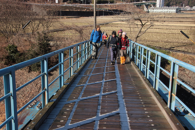 吊り橋を渡っている写真