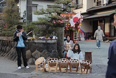 山北駅近くで行っていた道祖神の祭りで太鼓や笛を演奏する女性たちの写真