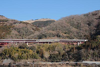谷峨駅付近から見た大野山の写真
