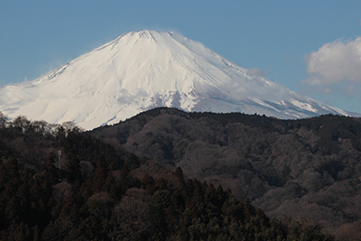 谷峨駅近くから見た富士山の写真