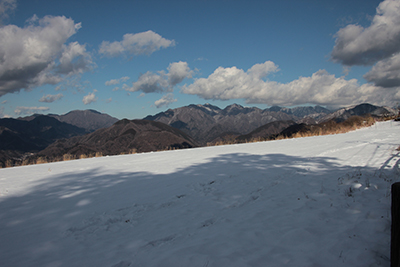 山頂の牧場と丹沢主脈の写真