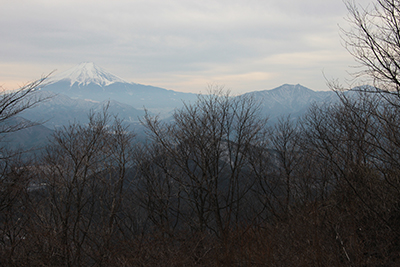 山頂から見た富士山と三ツ峠の写真