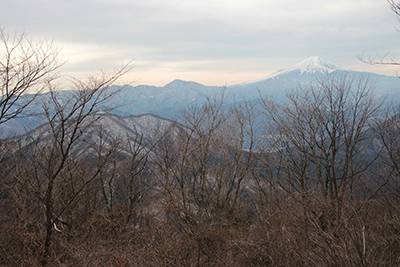 山頂から見た富士山と御正体山、手前に扇山の写真