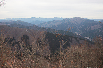 山頂から見た三頭山と雲取山から甲武信ヶ岳方面までの写真