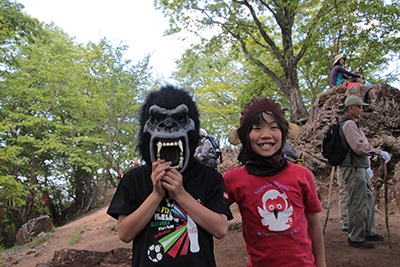 キングコングの仮面をかぶったＹ君と猿のマスクをかぶったＫちゃんの写真