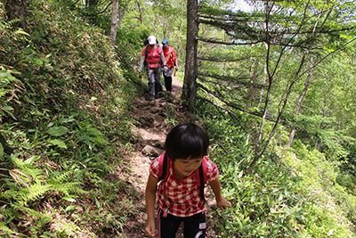 湯ノ丸山と烏帽子岳のコルに向かう登山道を歩いている写真