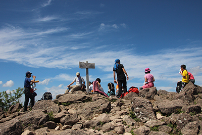 烏帽子岳山頂に集うメンバーの写真