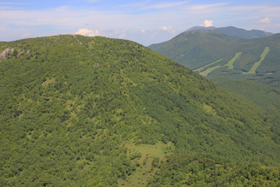 烏帽子岳山頂から見た湯ノ丸山と篭ノ登山、浅間山の写真