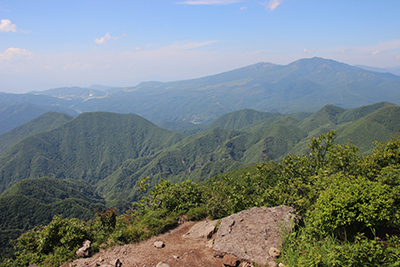烏帽子岳山頂から見た四阿山、根子岳、菅平の写真