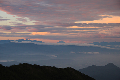 二日目の日の出前の富士山、八ヶ岳方面の写真