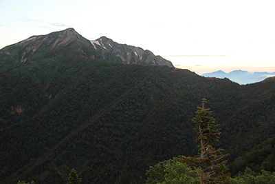 種池山荘から見た日の出前の鹿島槍ヶ岳の写真