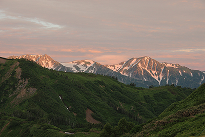 種池山荘から見た朝日に染まる立山連峰の写真