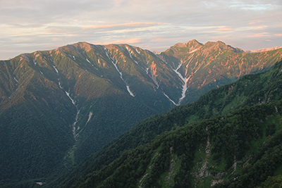 種池山荘から見た朝日に染まる針ノ木岳と蓮華岳の写真