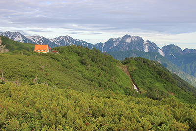 爺ヶ岳方面から見た種池山荘と剣立山連峰の写真