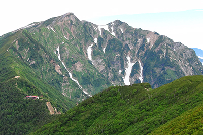爺ヶ岳中央峰付近から見た鹿島槍ヶ岳の写真
