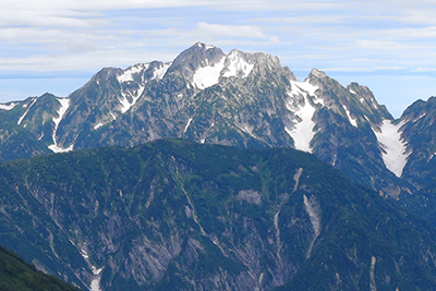 爺ヶ岳中央峰付近から見た剣岳の写真