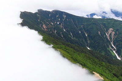 爺ヶ岳にかかる山旗雲の写真