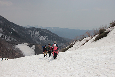 白馬尻付近の雪渓を登っている写真