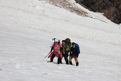 大雪渓を登るＫさん、Ｔさん、Ｙさんの写真