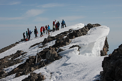 白馬岳山頂に立つ人たちの写真