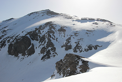 旭岳方面から見た白馬岳の写真