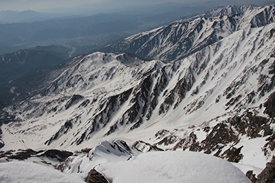 白馬岳山頂から見た１日目に登った大雪渓を俯瞰した写真
