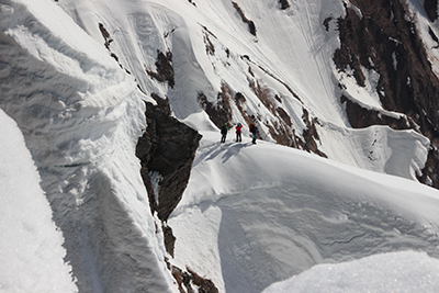 白馬岳山頂から主稜を登る人を撮った写真