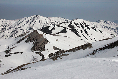 白馬岳山頂から見た雪倉岳・朝日岳方面の写真