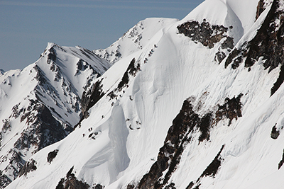 白馬岳主稜を登る人たちの写真