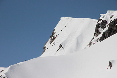 白馬岳主稜最後の雪壁を登り人たちを下山途中の尾根から見た写真