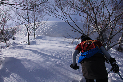 標高850m付近にザックを置いて空身で登り、尾根に出る直前に立ちはだかる雪壁の写真