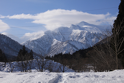 雲に包まれ始めた仙ノ倉山の写真