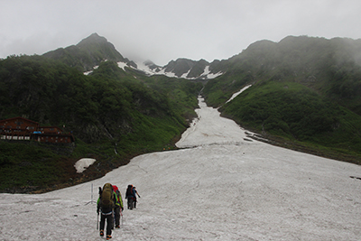 北穂に向けて涸沢の雪渓を登り始めた写真