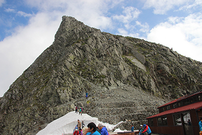 穂高岳山荘と奥穂への登りルートの写真