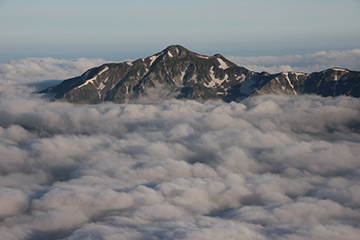 雲海に浮かぶ早朝の笠ヶ岳の写真