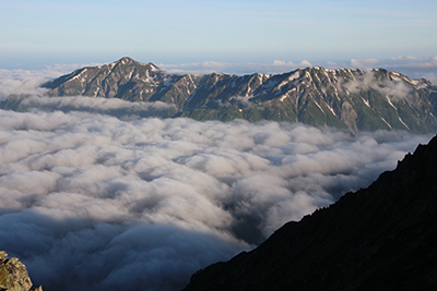 雲海に浮かぶ笠ヶ岳から抜戸岳の写真