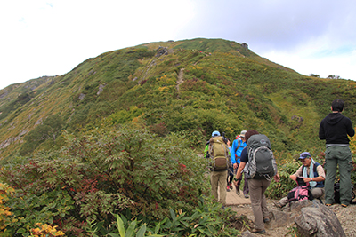 天神尾根を谷川岳山頂を目指して登っている写真