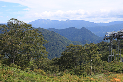 天神平付近から見た尾瀬の至仏山と笠ヶ岳の写真