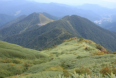 谷川岳山頂への登りから見た天神尾根と天神平の写真