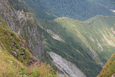 オキの耳と一ノ倉岳の稜線から俯瞰した一ノ倉沢衝立岩の写真