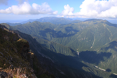 オキの耳からにた朝日岳、笠ヶ岳と清水峠、さらに遠くに見える巻機山の写真