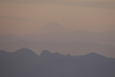 かすんで見えた富士山の写真
