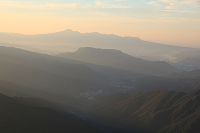 早朝の赤城山と上州三峰の写真