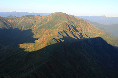 オジカ沢の頭から見た万太郎山の写真