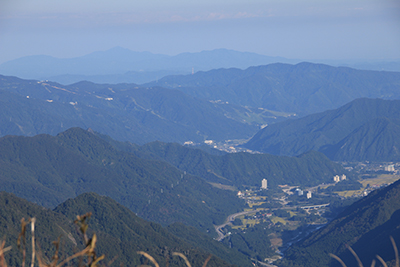 越後湯沢と遠くに見える米山の写真