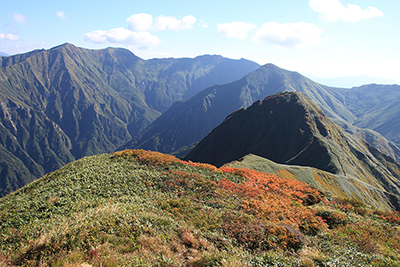 万太郎山への登から振り返った谷川岳方面の写真